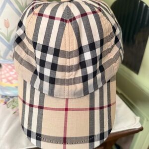 Authentic BURBERRY Baseball Cap
GREAT CONDITION
Light weight
Lots of life left